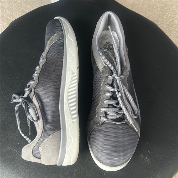 Clarks Cloudsteppers Womans sneakers size 9.5 Gray - Picture 1 of 7